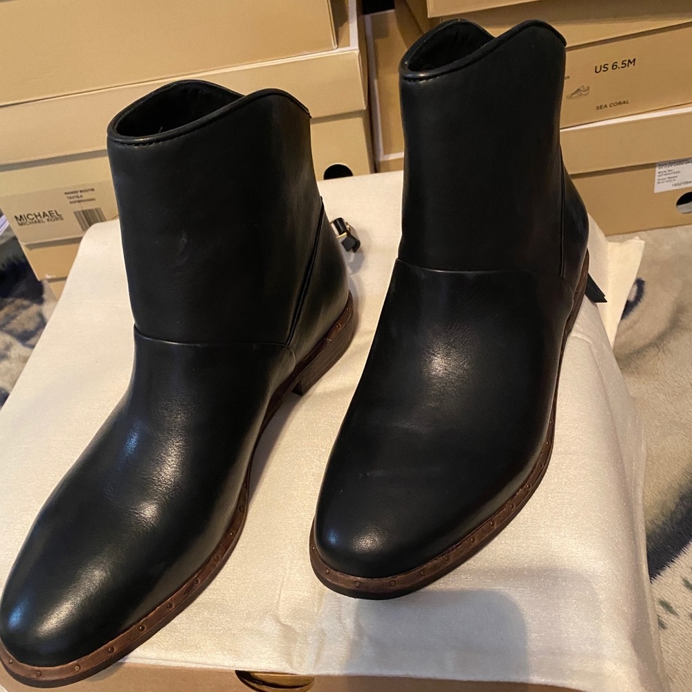 Ugg W Bruno black shoes size 6.5